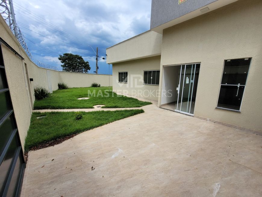 Casa de esquina com 2 quartos sendo 1 suíte, amplo quintal, aproveite!