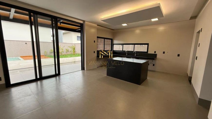 Sobrado a venda com 288 m2, 4 quartos, churrasqeira e piscina em Jardins França - Goiânia - GO
