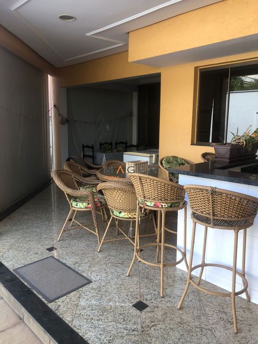 Sobrado à venda com 5 quartos, 340m² no Jardins Florença em Goiânia.