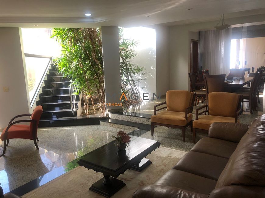 Sobrado à venda com 5 quartos, 340m² no Jardins Florença em Goiânia.