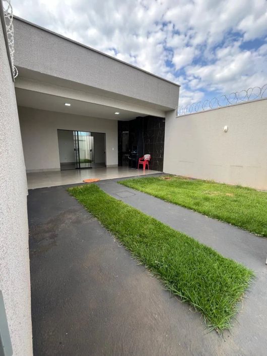 Casa 3 quartos sendo1 suíte na região leste Casa de Rua com 3 Quarto(s) e 1 banheiro(s) à Venda, 100