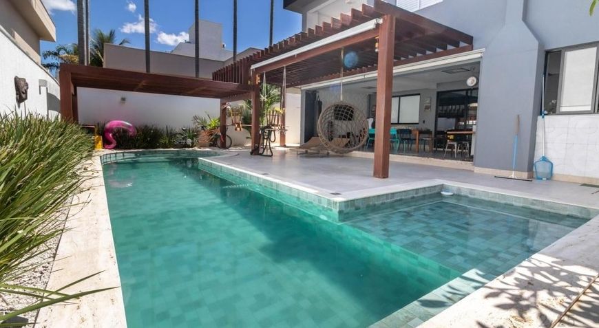 Casa de condomínio para venda com 325 metros quadrados com 5 quartos