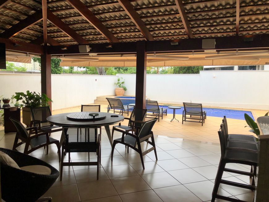 Casa de condomínio para venda tem 405 metros quadrados com 4 quartos