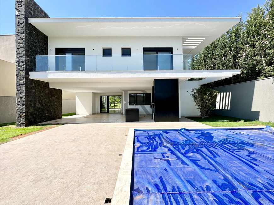Sobrado no Alphaville Ipês em Goiânia de 5 suítes com área gourmet e piscina a venda