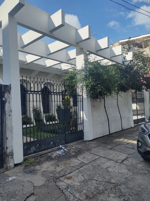Alugo Linda e ampla casa na Av. Rômulo Maiorana