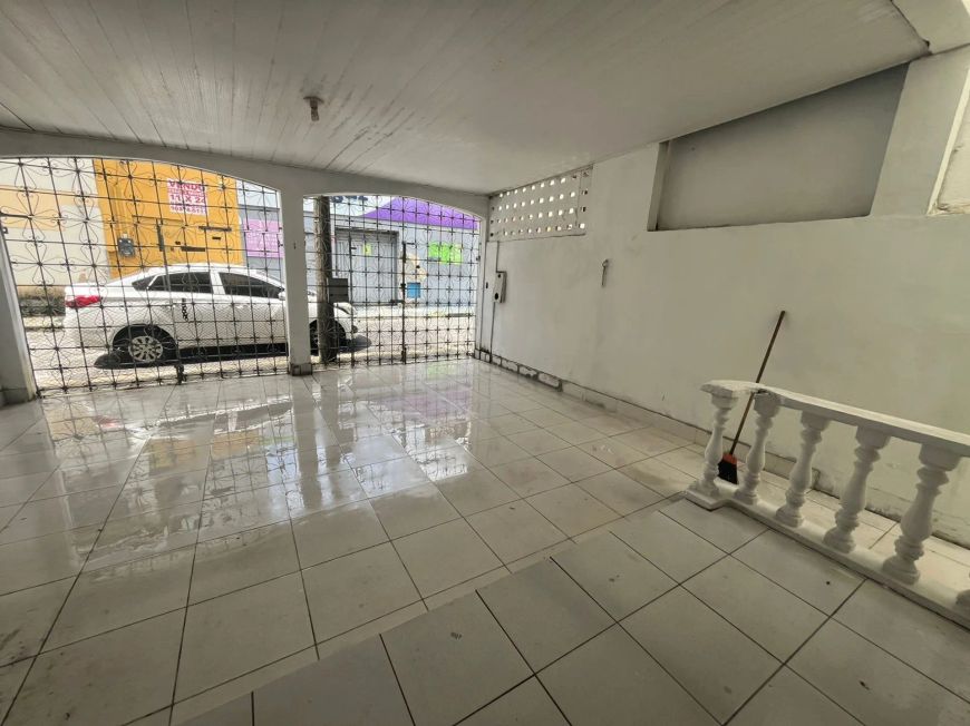 Vendo Casa no Umarizal, com 4 quartos, casa muito ventilada, a uma quadra da Doca.
