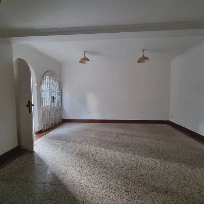 Aluga Casa Residencial e/ou Comercial.