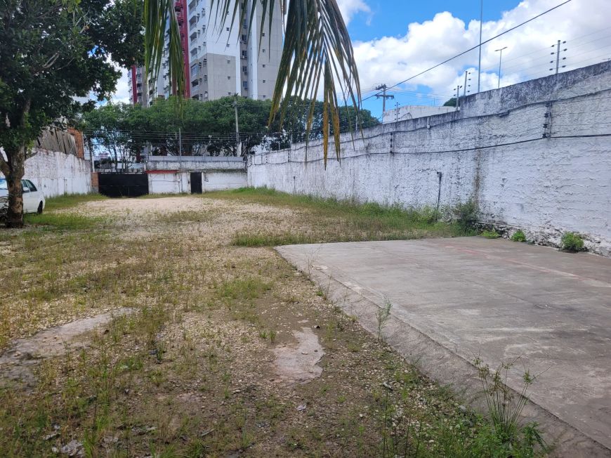 Lene Pegado Aluga P/Comercial Terreno de 14.00 x 70.00 na Av D/Freitas do lado do S/Mateus