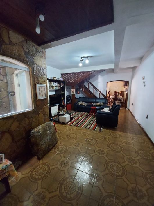 Ótima Casa de 4/4 sendo 1 big suíte, quintal, imóvel com 190 m² na Av. Rômulo Maioran