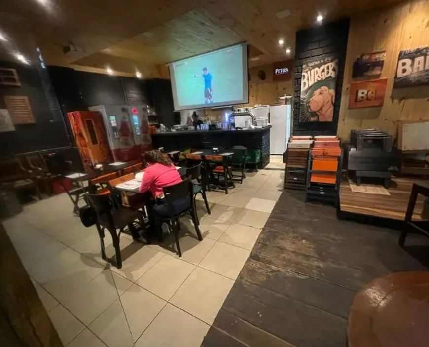 Ponto comercial na quadra da praia. Localização de grande movimento, negócio em funcionamento