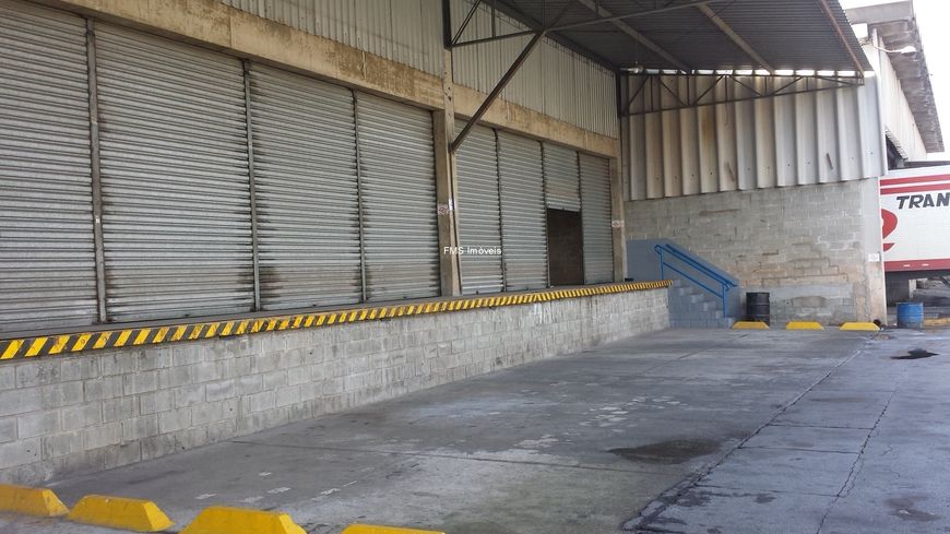 Galpão com 922m² para locação em Guarulhos - SP.