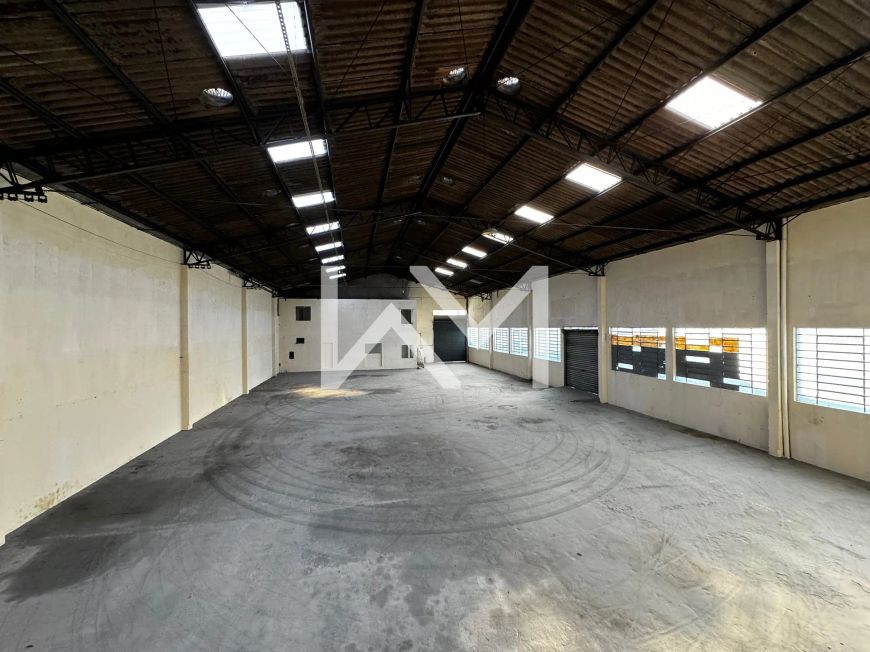 Galpão com pé direito de 10 metros e 1.090 m² de área construída em Zona Mista para locação, Maced