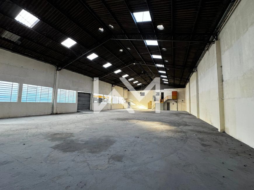 Galpão com pé direito de 10 metros e 1.090 m² de área construída em Zona Mista para locação, Maced