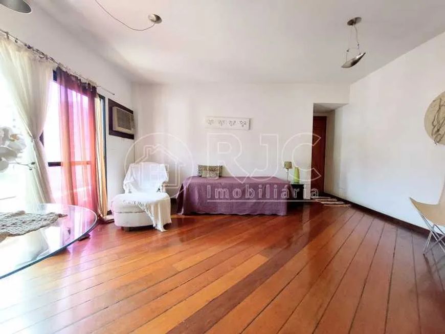 Rua Pinto Guedes , coladinho a Praça dos Cavalinhos , apto 3 dorm, 1 suíte , varanda e 2 bagas