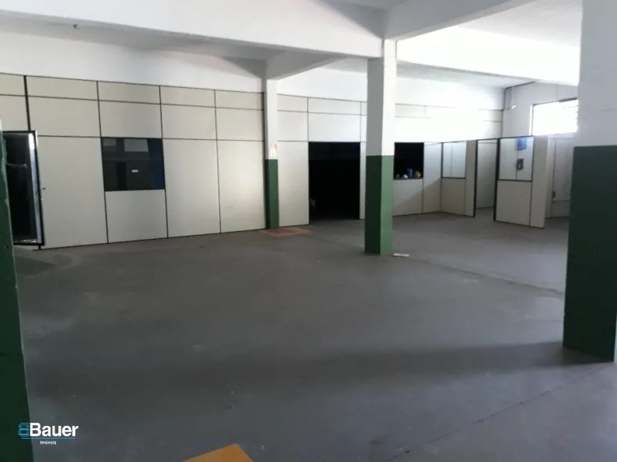 Belo galpão com câmara fria e grande vão livre e vagas para 30 carros.Excelente
