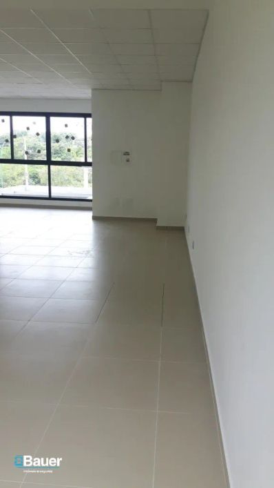Prédio comercial à venda no Swiss Park, 380m² com 3 lojas alugadas.