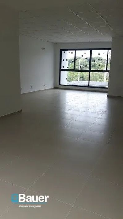 Prédio comercial à venda no Swiss Park, 380m² com 3 lojas alugadas.
