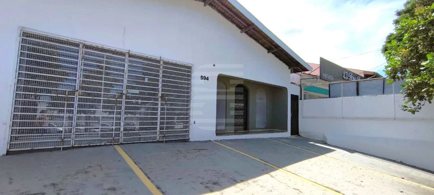 Casa Comercial à Venda no Jd. Flamboyant, com 5 salas, 3 banheiros, 4 vagas