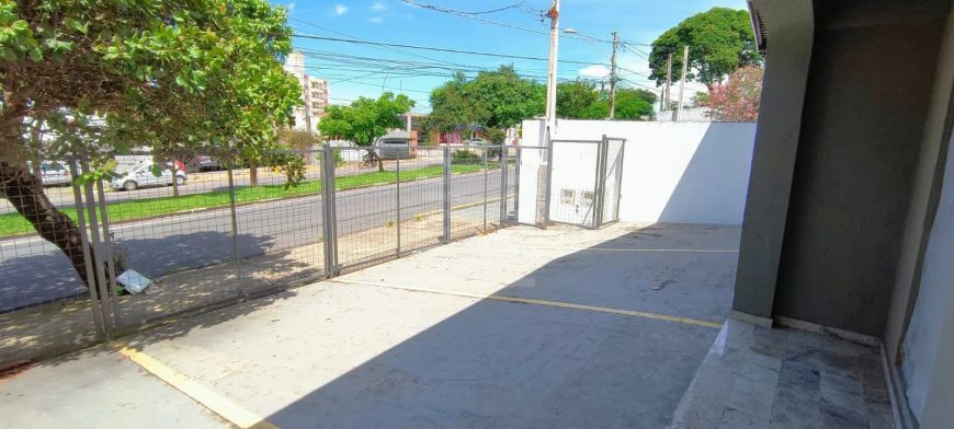 Casa Comercial à Venda no Jd. Flamboyant, com 5 salas, 3 banheiros, 4 vagas