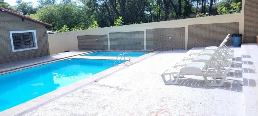 Chácara mobiliada com enorme Piscina, 4 Quartos, 1 Suite, 4 Banheiros