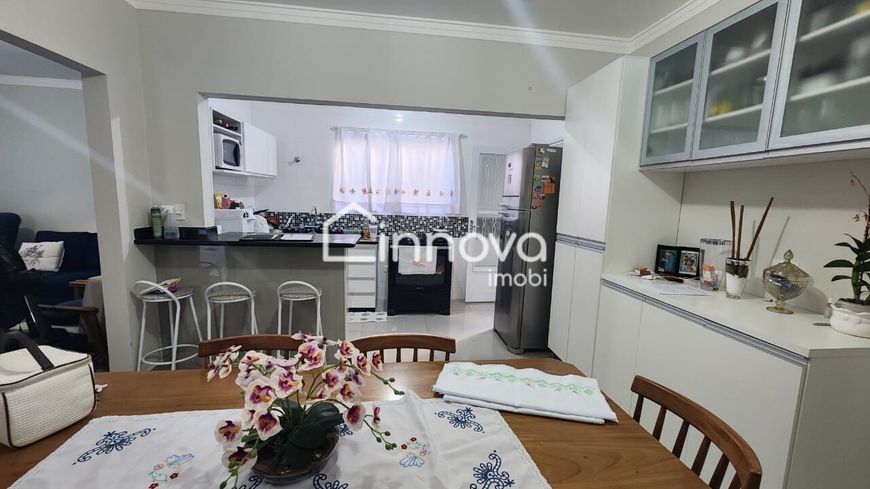 Casa térrea com 3 dormitório sendo uma suíte com localização excepcional no Santa Genebra-Campinas