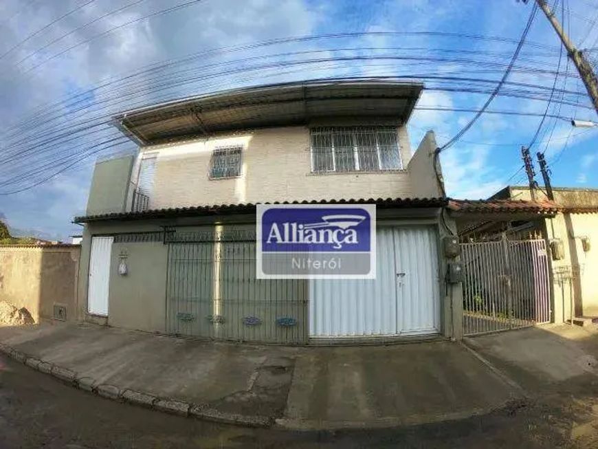 Casa com 3 dormitórios, 2 suítes e vaga de garagem à venda, 300m² por R$ 299.000 - Trindade - São Go
