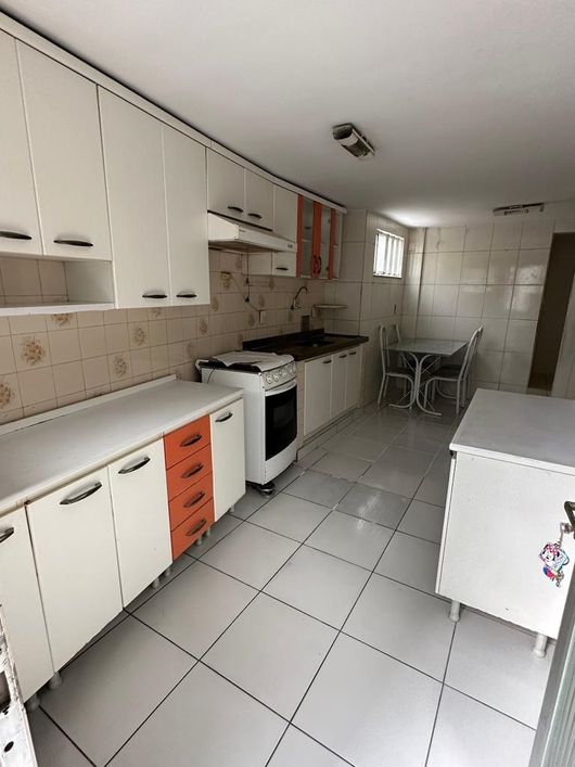 Casa de vila, 2 casas próximo a Praça de Venda da Cruz.