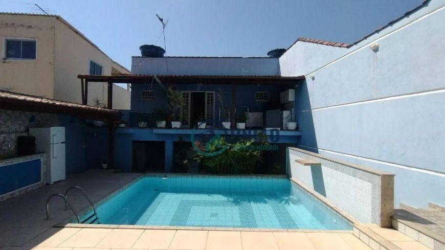 Ótima casa duplex, com 3 dormitórios, sendo uma suíte, 3 vagas, quintal, piscina, churrasqueira e en