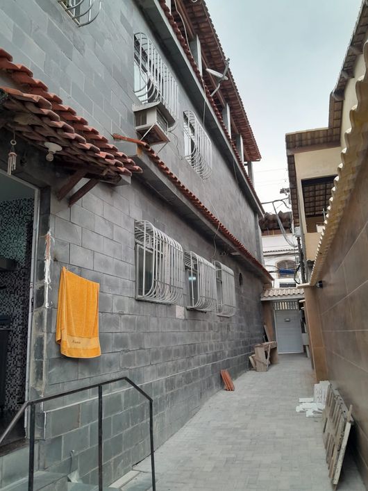 Excelente casa triplex à venda na Venda da Cruz, São Gonçalo - Niterói/RJ, por R$550.000,00