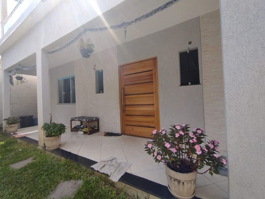 Casa com 3 quartos, piscina, terraço, area gourmet e garagem.