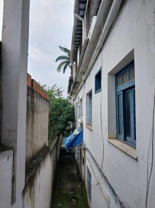 Vende Galpão com terreno de 300 m2, contendo 02 blocos de 02 pavimentos