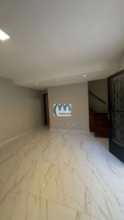 Charmoso duplex com excelente estrutura.