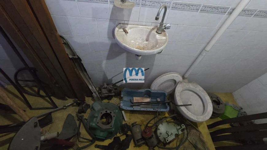 Atenção investidor! Vendo 2 lojas + sobrado, em frente ao Colégio Santos Dias.