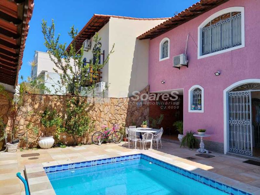 Casa quatro quartos, sendo duas suítes, em Vila Valqueire, rua Rui Mafra.