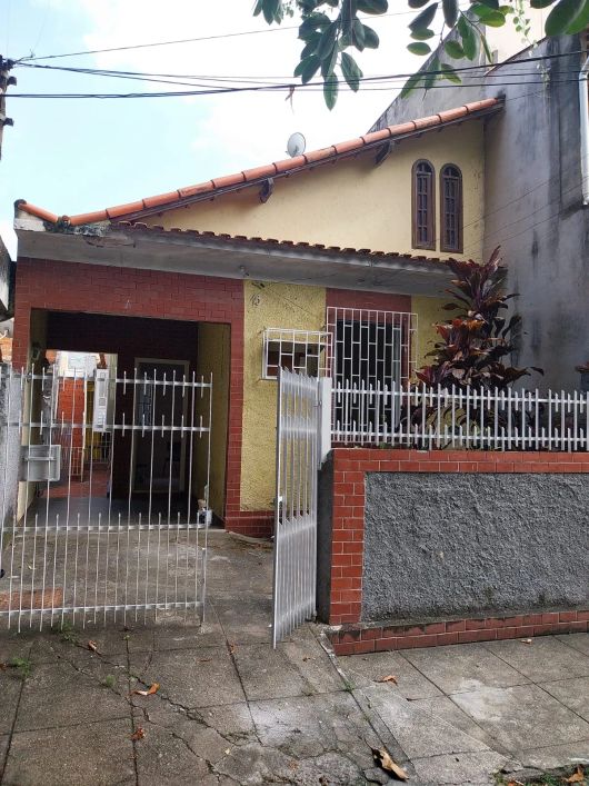 Casa com dois quartos e kitnet anexo - 90m quadrados em Venda da Cruz - São Gonçalo (RJ)