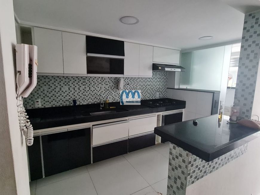 Amplo apartamento vazio, em frente ao 7 Batalhão da PM.