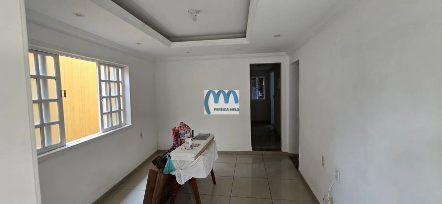 Vendo casa térrea em rua fechada atrás do Partage.