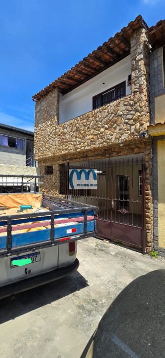 Casa duplex, vazia em vila junto à Av. Jose Mendonça de Campos.