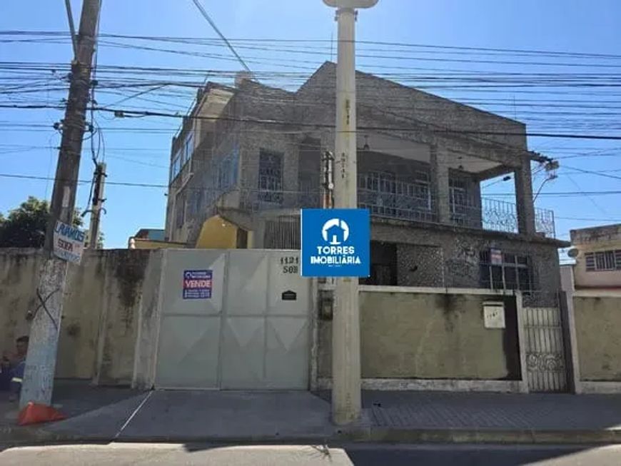 Sobrado com 2 quartos com garagem e terraço na rua da Caminhada