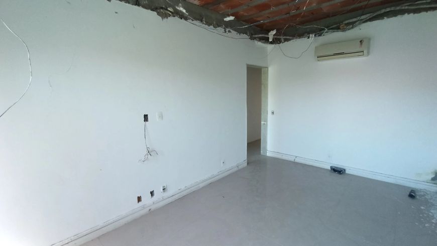 Imóvel para venda possui 180 metros quadrados com 4 quartos em Monjolos - São Gonçalo - RJ