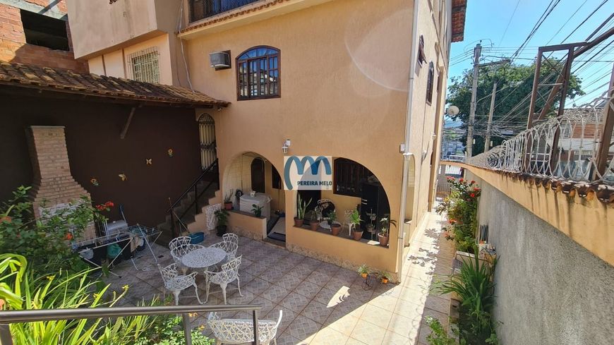 Magnífica casa triplex, junto ao banco Itaú de Nova Cidade.