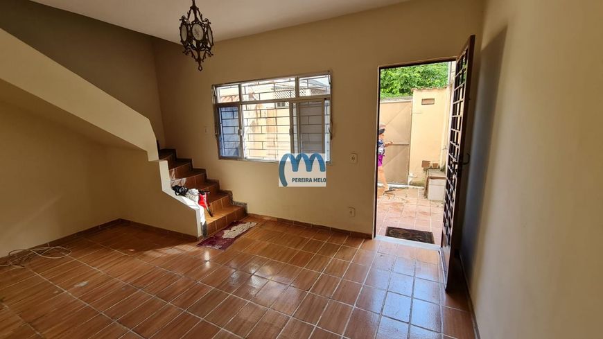 Casa duplex, vazia, próxima a Travessa das Flores, na Mangueira.