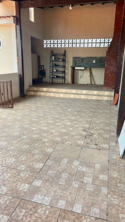Mutondo/Casa triplex 2 qts/3 banh, espaçosa + terraço. *TOP*