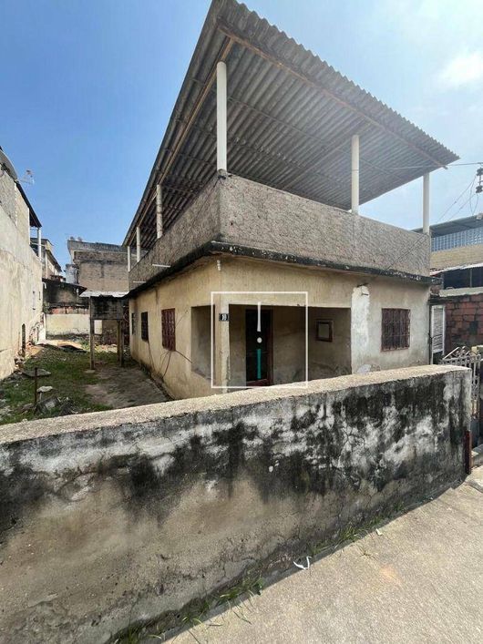 Casa em ótima localização. Terreno amplo com grande potencial de reforma.