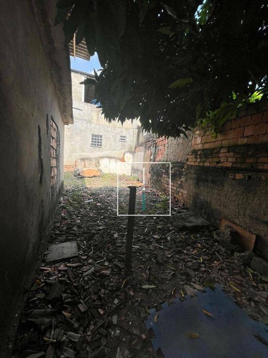 Casa em ótima localização. Terreno amplo com grande potencial de reforma.
