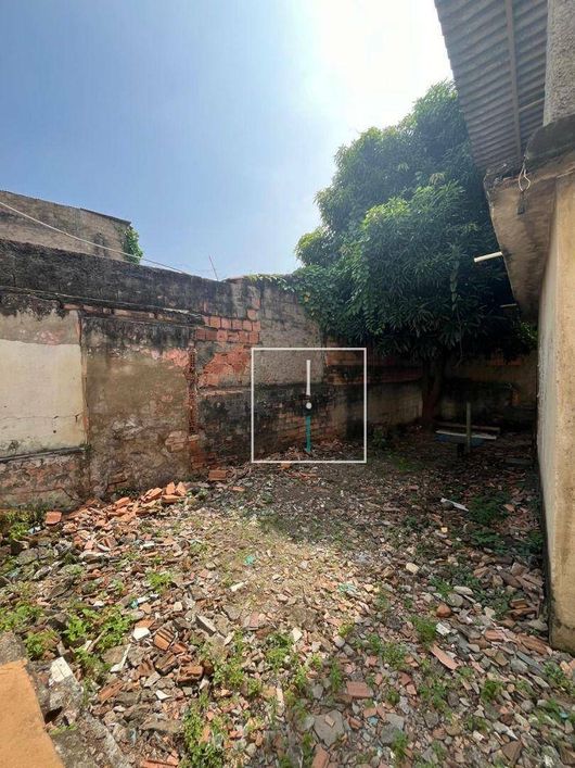 Casa em ótima localização. Terreno amplo com grande potencial de reforma.