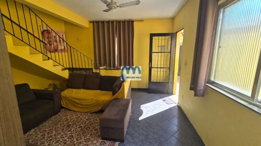 Casa duplex com churrasqueira e piscina.