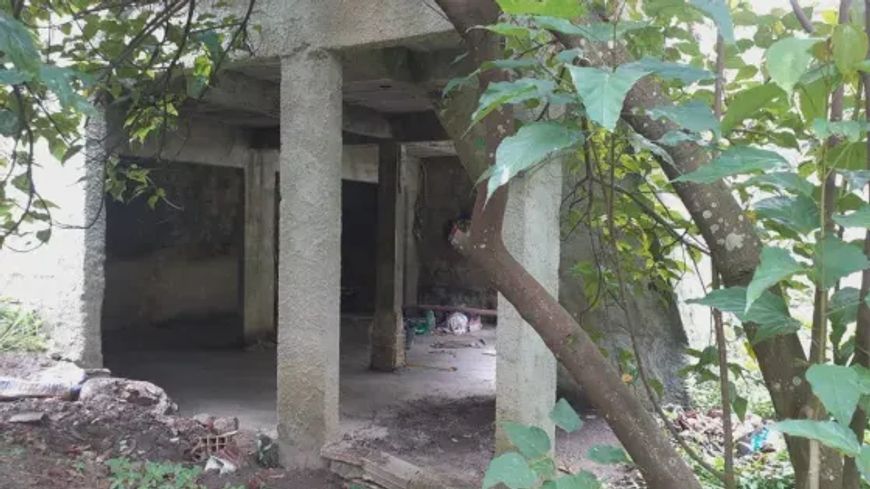 D16-Engenho Pequeno-São Gonçalo-Terreno 360m² - Casa Inacabada, bem estruturada, Condomínio fechado