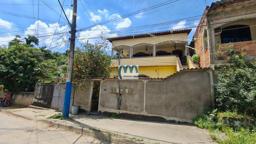 Casa térrea com terreno amplo na Rua Caminho da Tenda.