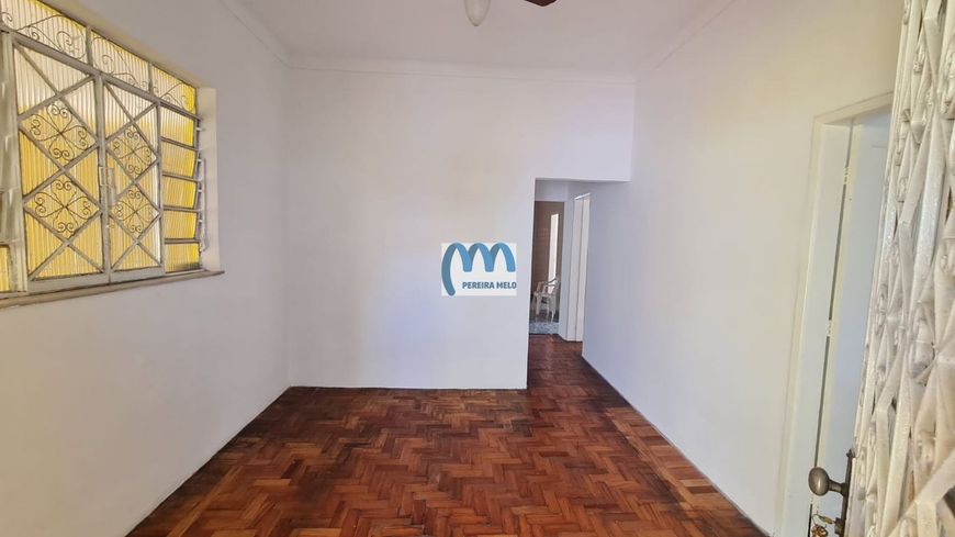 Casa linear, junto rua da caminhada, próxima ao College.